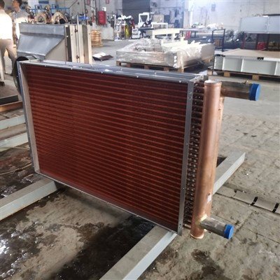 Scanbiador de całor a tubi e pinne resistenti ała coroxion eficiente pa sistemi de rafredamento marino industriałe e uxo